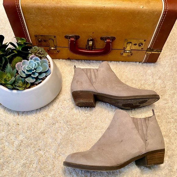 Low ankle booties size 8.5 - Picture 6 of 6